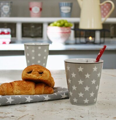 Happy Mugs - Star Ljusgrå från Krasilnikoff på trädgårdsbord