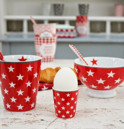 Happy Mugs - Star Röd från Krasilnikoff på ett vitt träbord