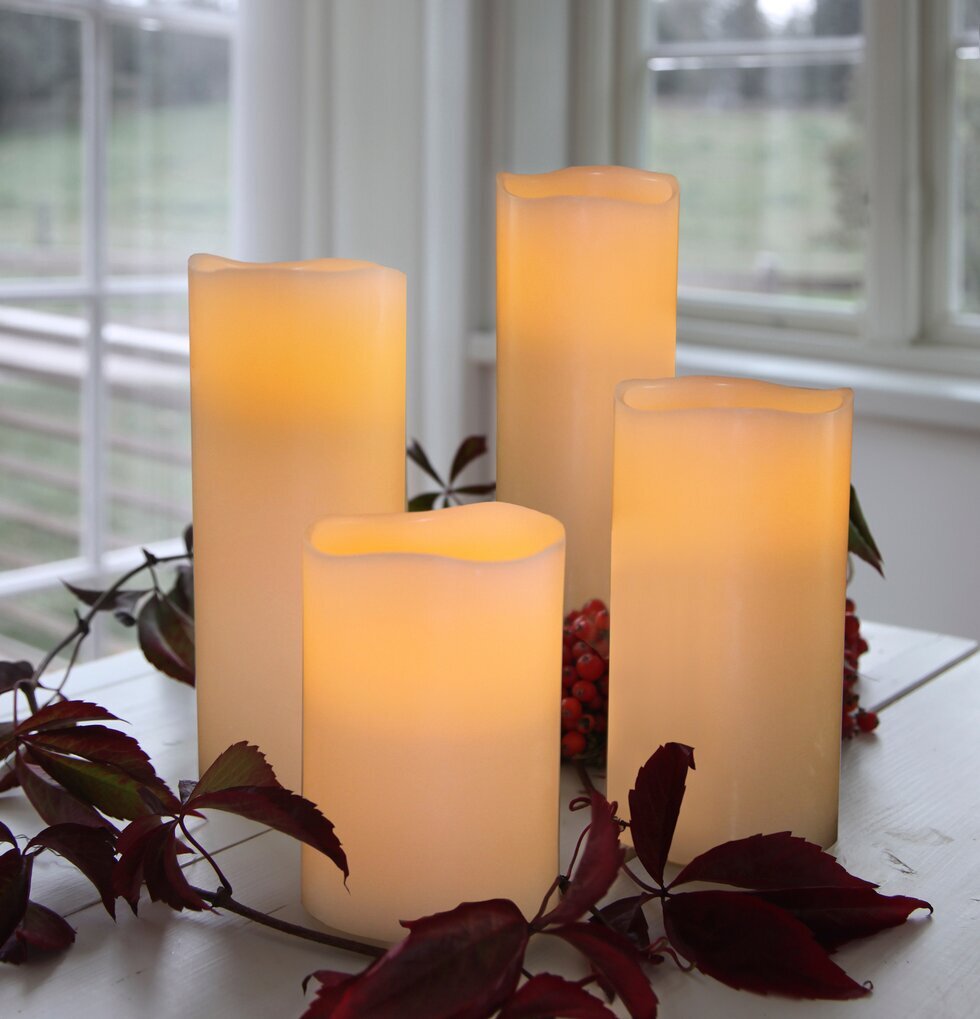 Vaxljus Elfenbensvit från Star Trading på vitt bord