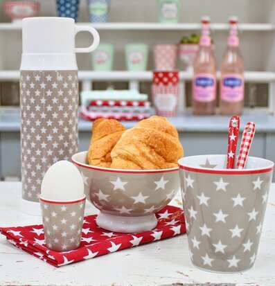Happy Mugs - Star Beige från Krasilnikoff på lantligt bord