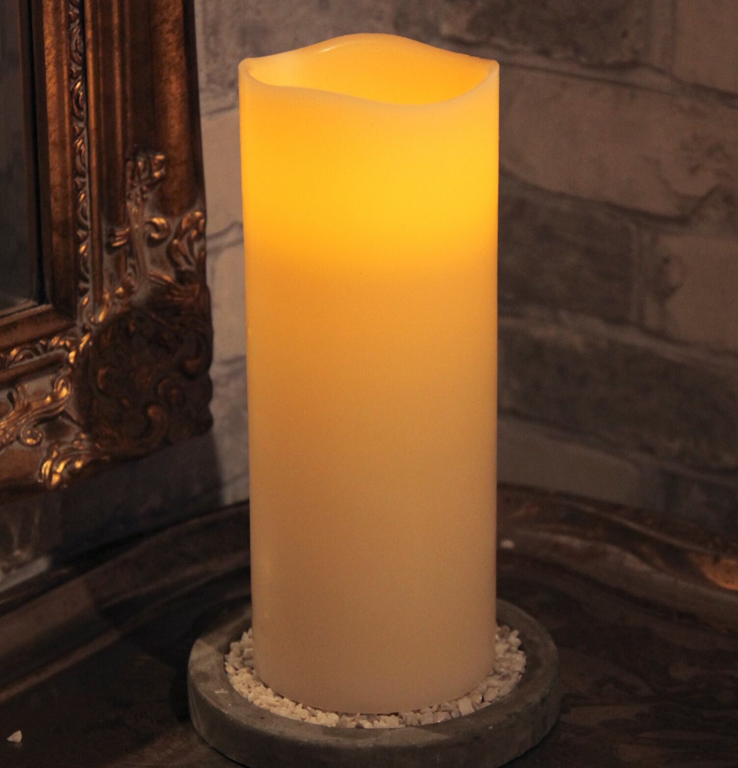 Vaxljus Elfenbensvit från Star Trading i en rustik miljö