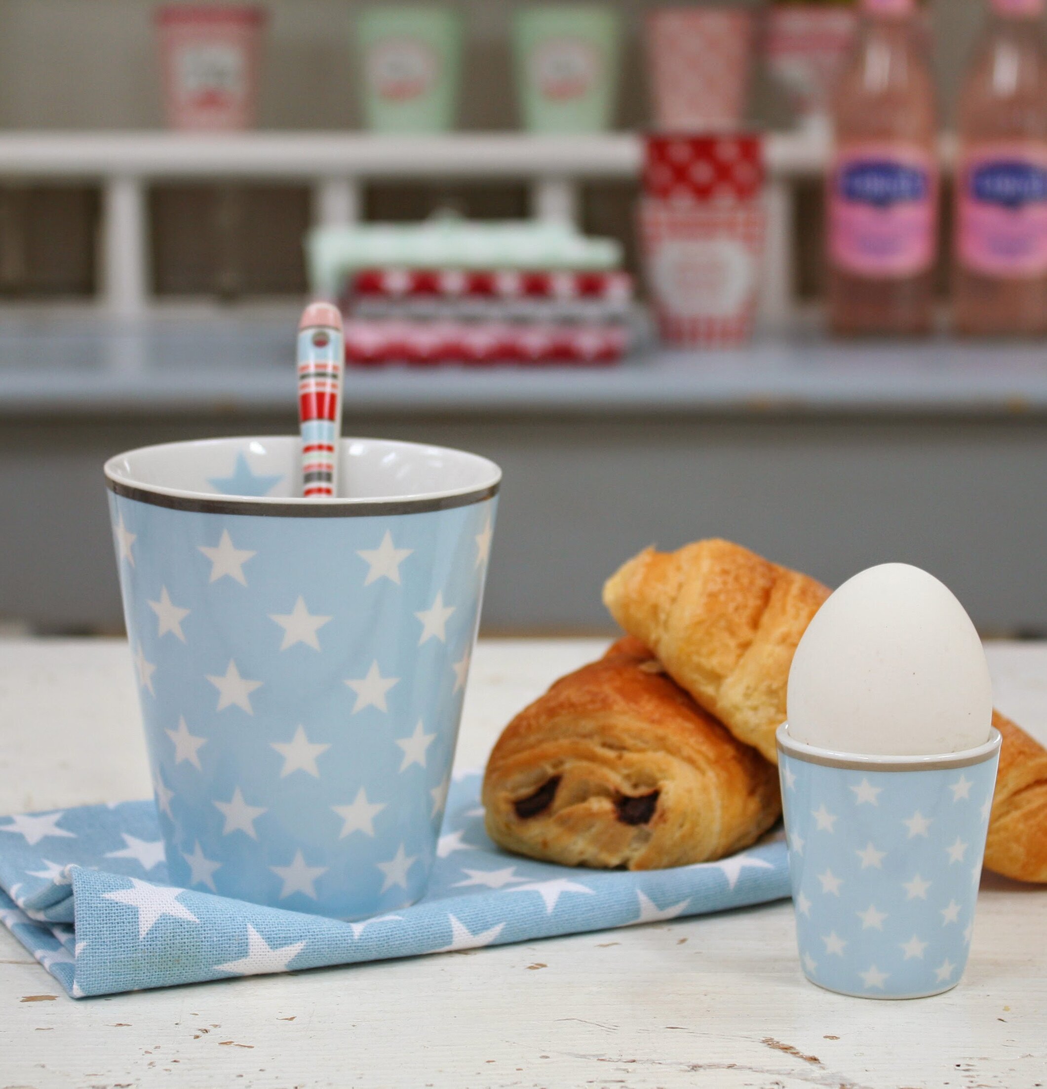 Happy Mugs - Star Blå från Krasilnikoff i hemtrevlig miljö