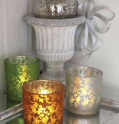 Vaxljus LED Glaskopp från Star Trading på spegelblank yta