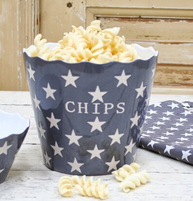 Happy Stars - Chips Grå från Krasilnikoff på rustikt bord