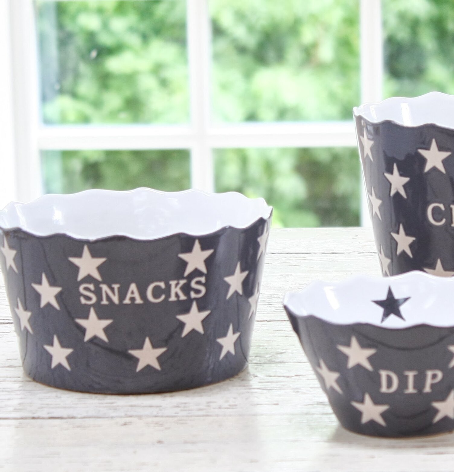 Happy Stars - Snacks Grå skål från Krasilnikoff på bord