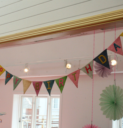 Happy Birthday Flaggvimpel från Rice i färgglad dekoration