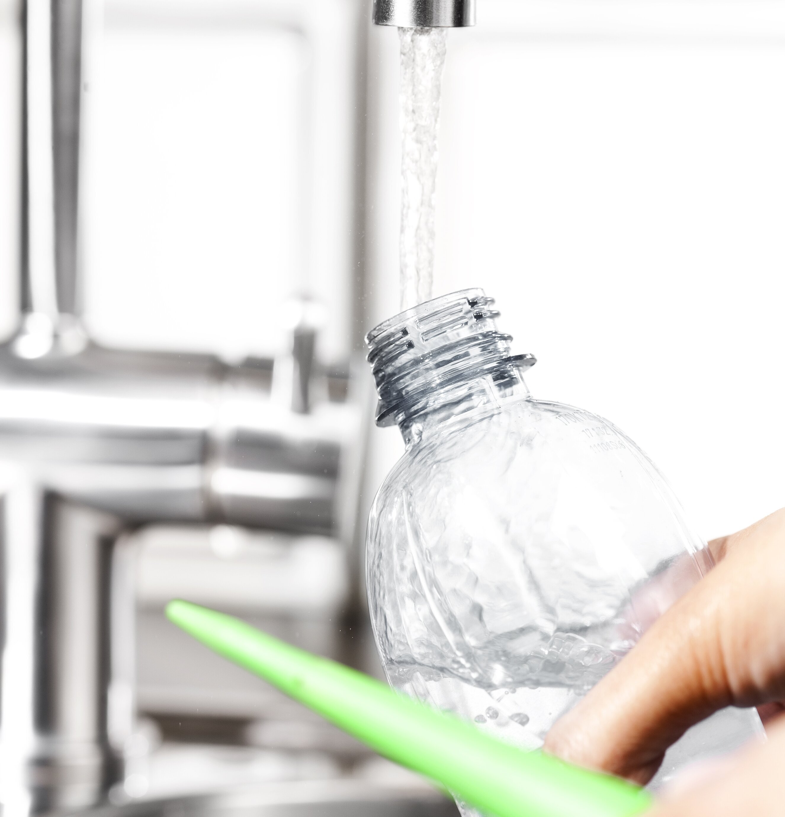 Självbevattnare från Sagaform fylls med vatten under kran