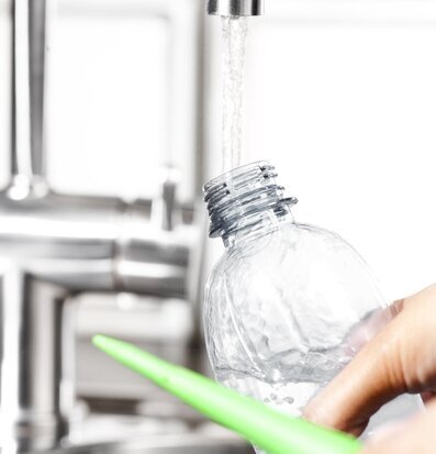 Självbevattnare från Sagaform fylls med vatten under kran