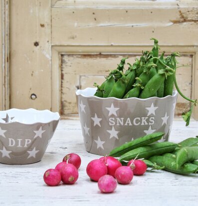 Krasilnikoff Happy Stars - Snacks Beige skålar på träbord