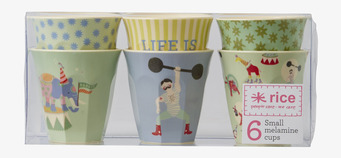 Foto av sex färgglada melaminmuggar med cirkustema