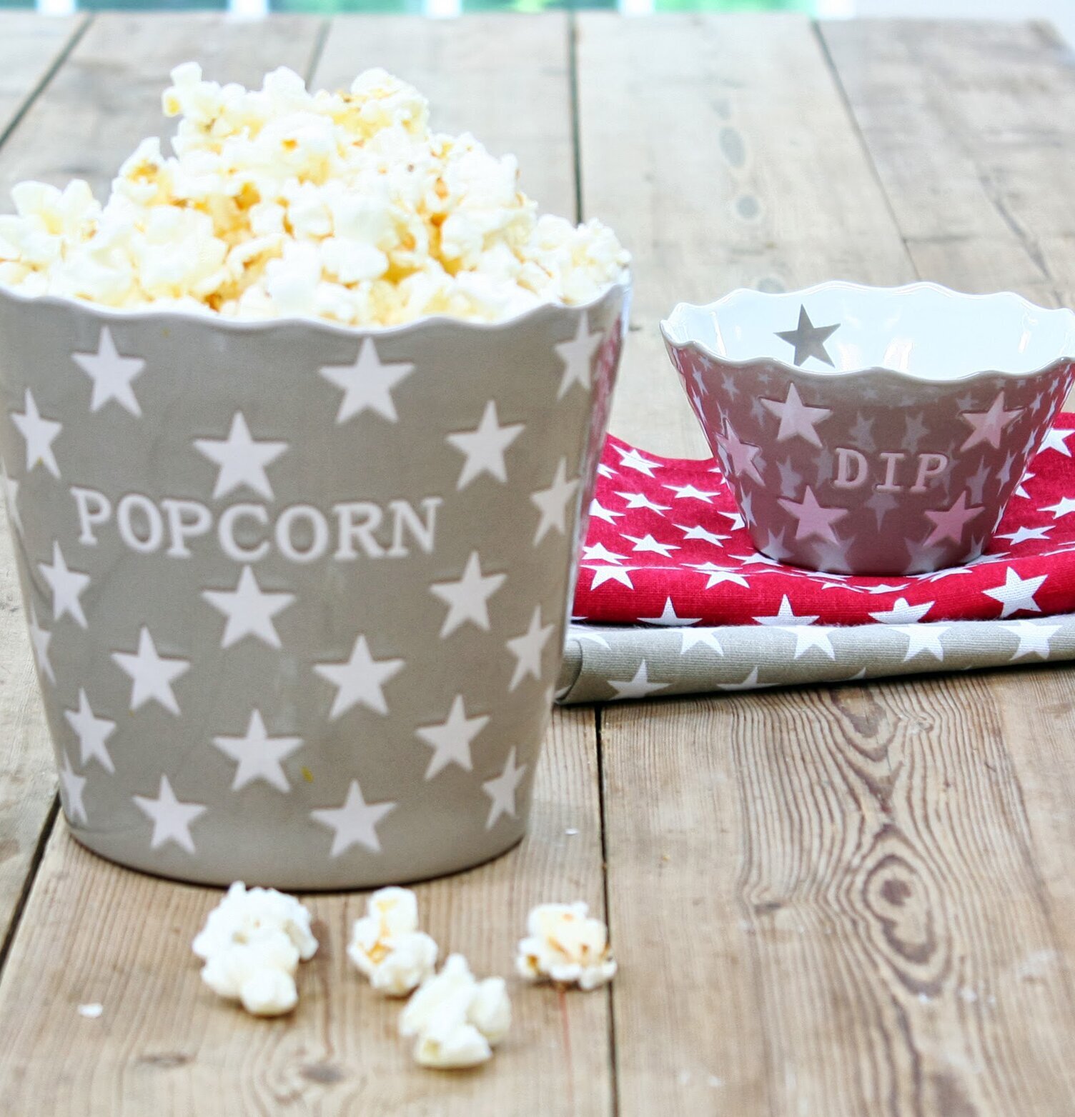 Happy Stars - Popcorn Beige från Krasilnikoff på träbord