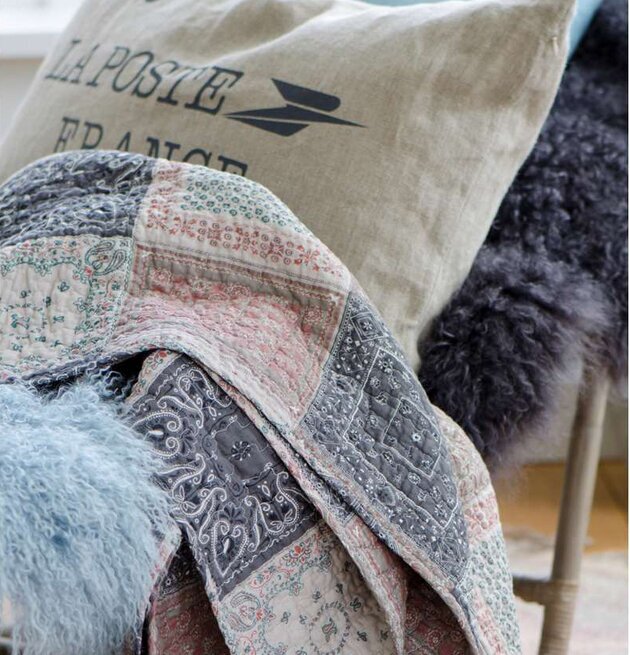 Pläd Patchwork från IB Laursen draperad över en stol