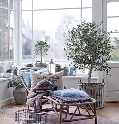 Pläd Patchwork från IB Laursen på rottingliknande solsäng