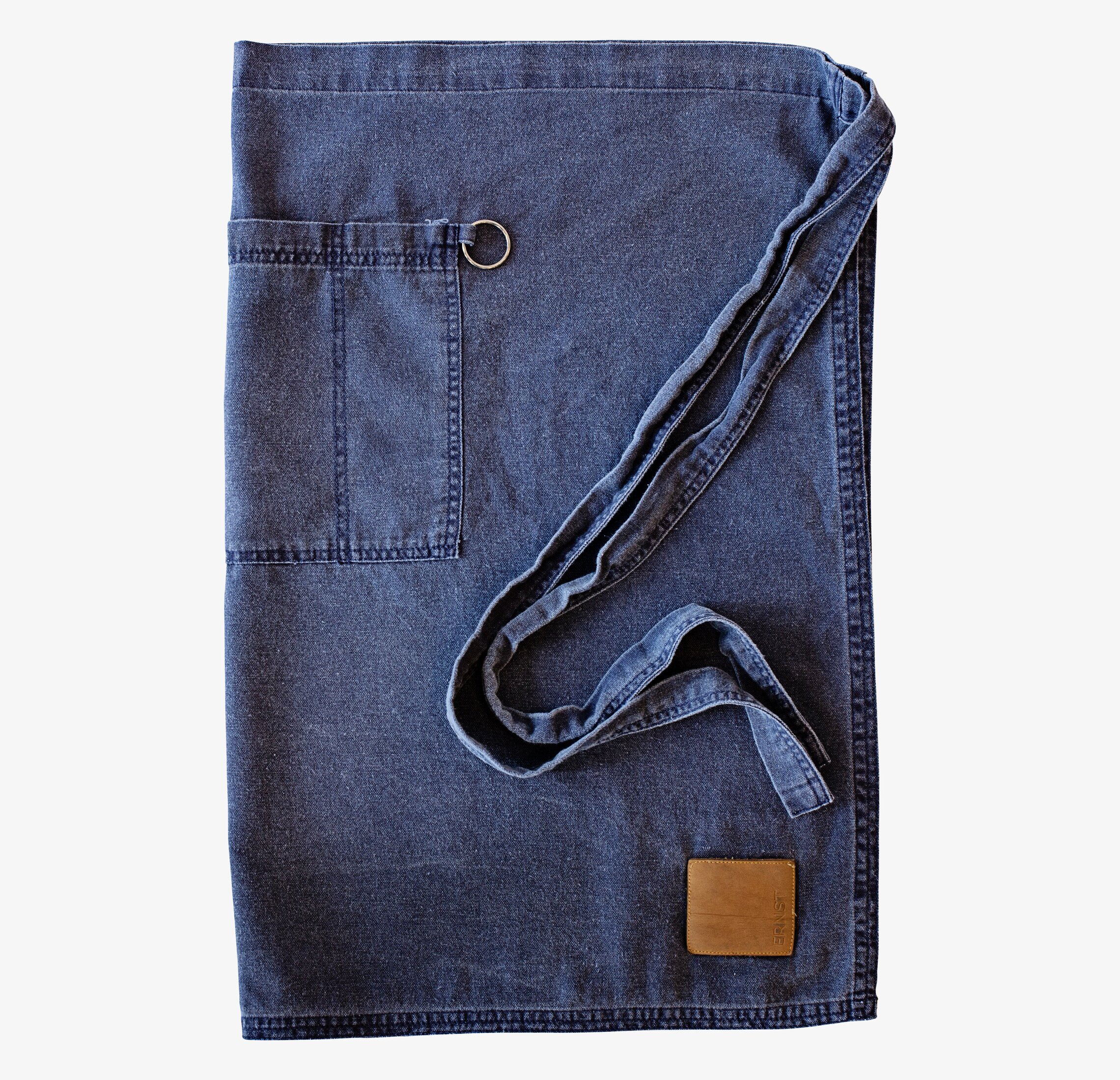 Förkläde Ernst Blå från Ernst med justerbar nackrem och ficka