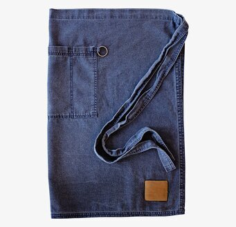 Förkläde Ernst Blå från Ernst med justerbar nackrem och ficka