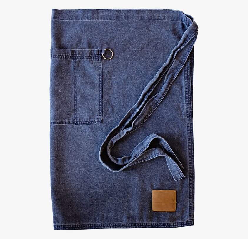 Förkläde Ernst Blå från Ernst med justerbar nackrem och ficka