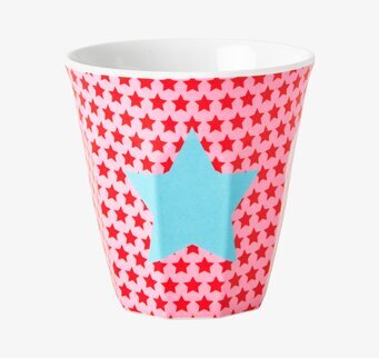 Bild av mugg med stjärnmönster i rött, rosa och blått