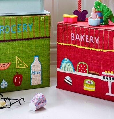 Förvaringskorg Bakery Shop M från Rice i rött med broderi