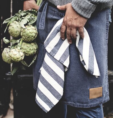 Förkläde Ernst Blå från Ernst i rustik och naturnära miljö