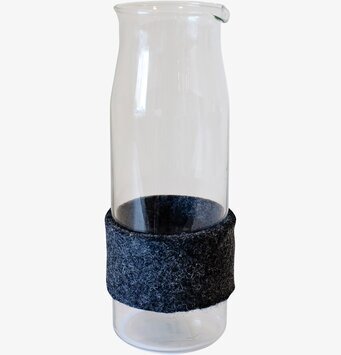 Karaff Med Filtomslag från Ernst i klart glas och mörk filt