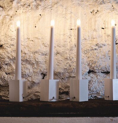 Adventsljusstake från Ernst med fem vita kubformade ljushållare