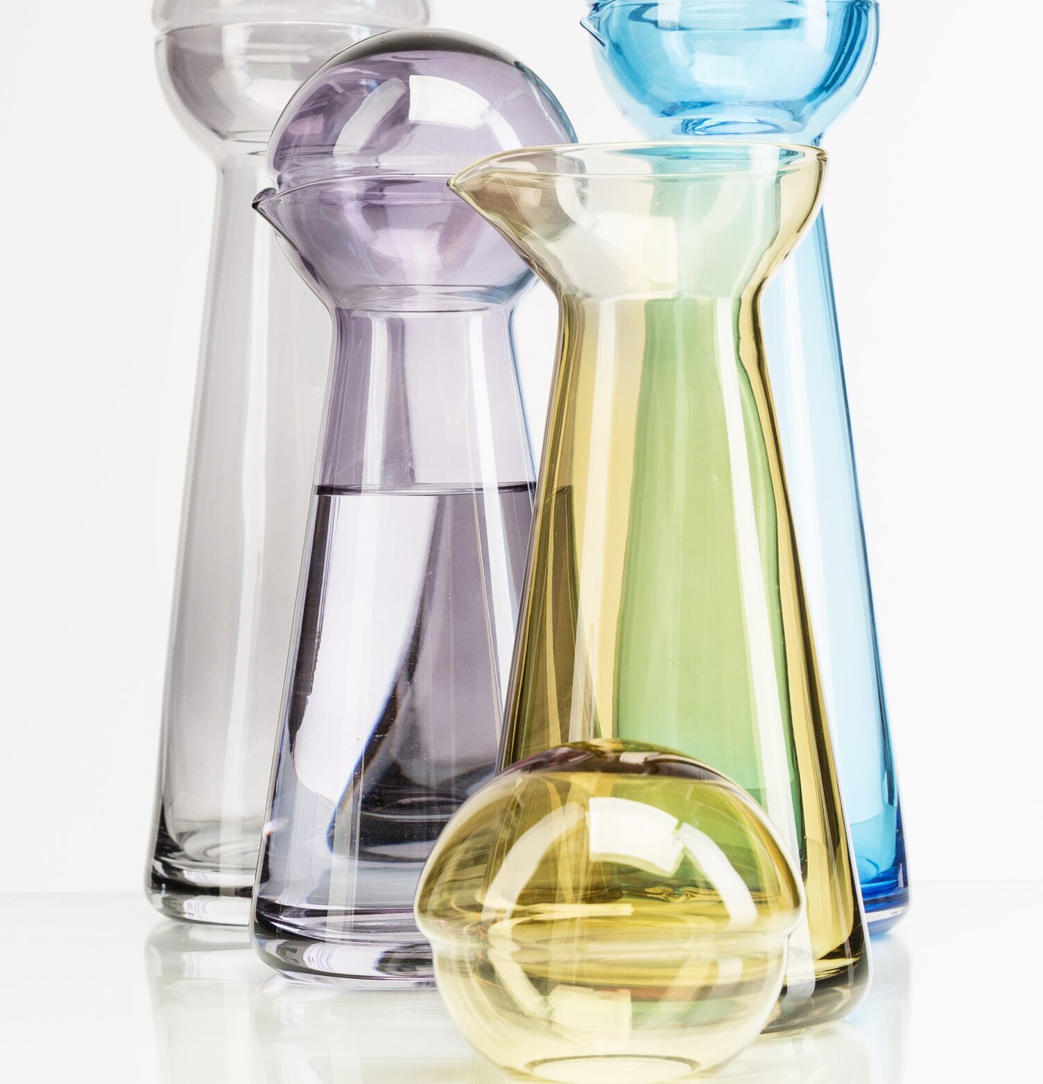 Karaff Birdie Amber från Sagaform med andra färgade karaffer