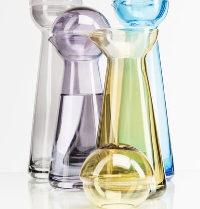 Karaff Birdie Amber från Sagaform med andra färgade karaffer