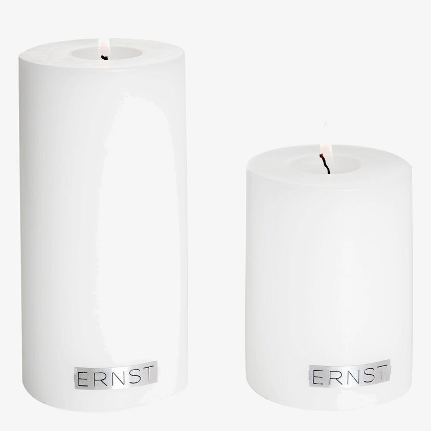 Blockljus från Ernst i två storlekar med vit, slät yta