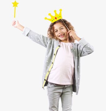 Flicka med Photo Booth Kids från Propaganda, krona och stav