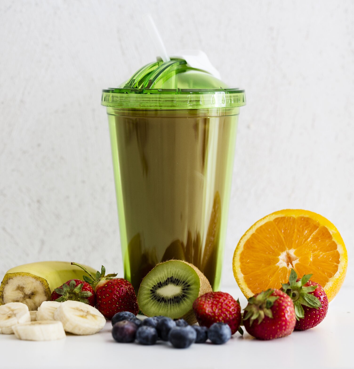 Smoothie Mugg Grön från Sagaform i fräsch miljö med frukter