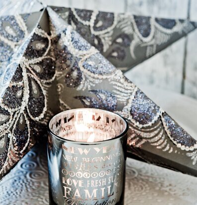 New Year - Majas Cottage ljuslykta med festlig stjärndekor