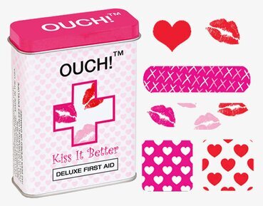 Kiss it Better första hjälpen-kit från Ouch! i rosa låda