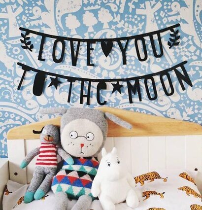 Letter Banner Black från A Little Lovely Company i barnrum