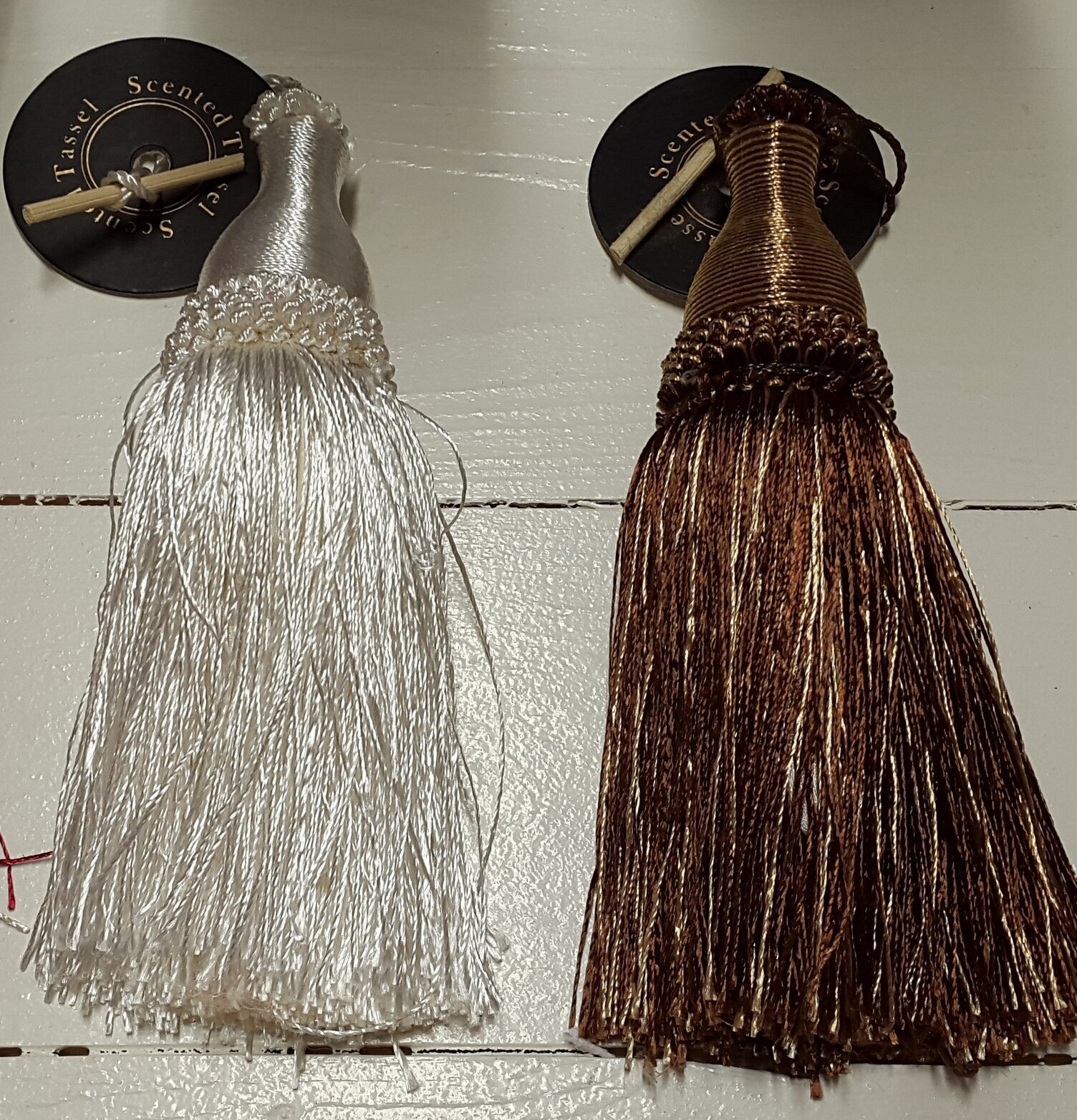 Tassel Kaneldoft från Interstil i röd, vit, brun och silver