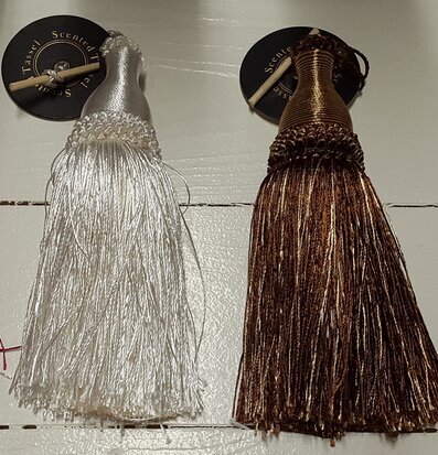 Tassel Kaneldoft från Interstil i röd, vit, brun och silver