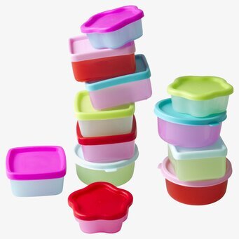 Små plastburkar från Rice i olika färger och former