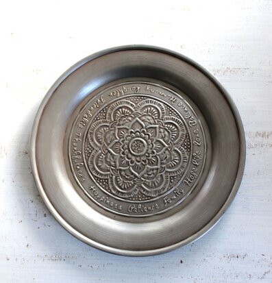 Fat Blooming Ø 30 cm från Majas Cottage på rustik trämöbel