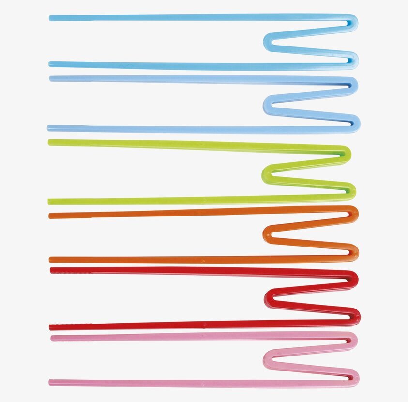 Ätpinnar Barn från Rice i olika färger på ljus bakgrund