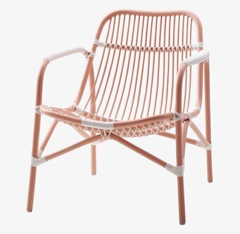 Cane Lounge Chair Soft Coral från Rice i korall och vit