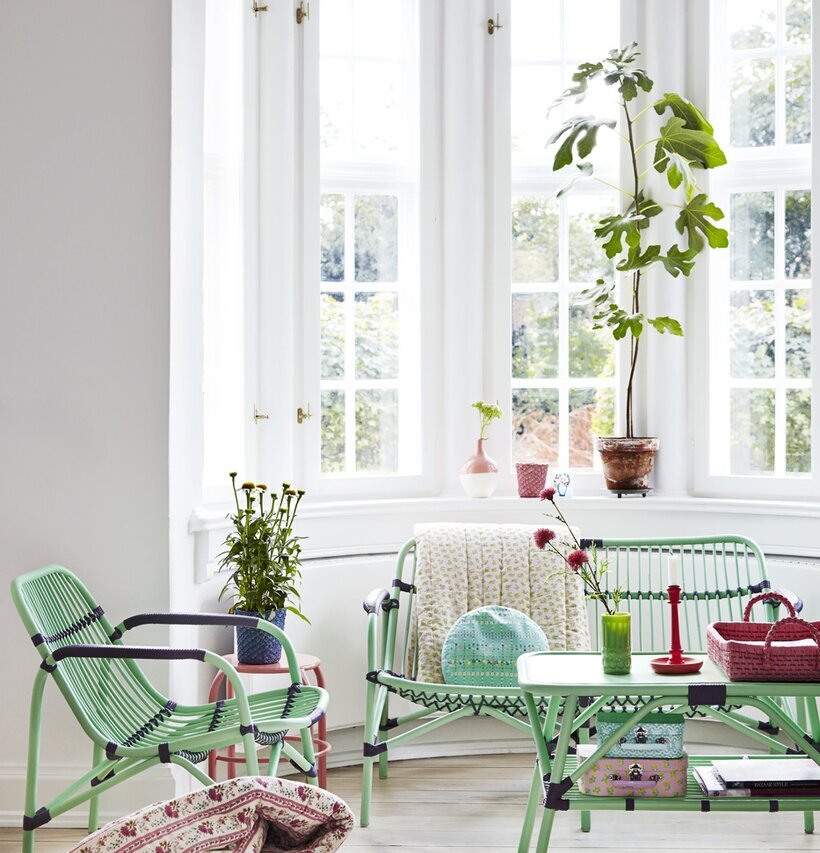 Cane Coffee Table Soft Green från Rice med dekorativa föremål