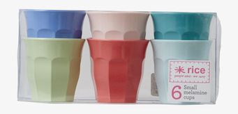 Bild av färgglada små melaminmuggar i plastförpackning