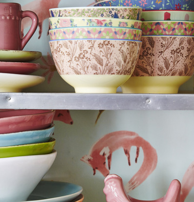 Färgglada Liten Skål Flower Tile Print från Rice på kökshylla
