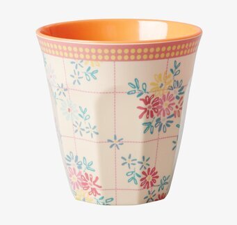 Bild av mugg med blommönster och rosa dekorativ kant