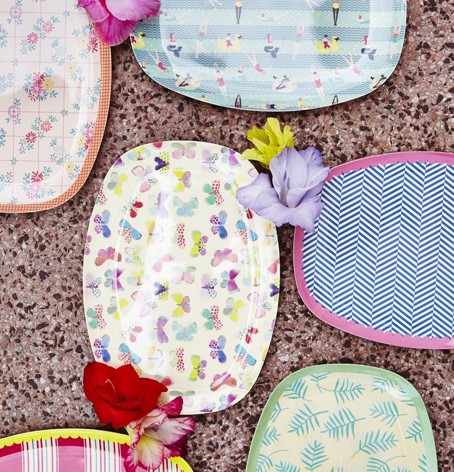 Tallrik Sailor Stripe Print från Rice på terrazzo-yta