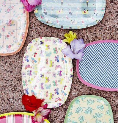 Tallrik Sailor Stripe Print från Rice på terrazzo-yta