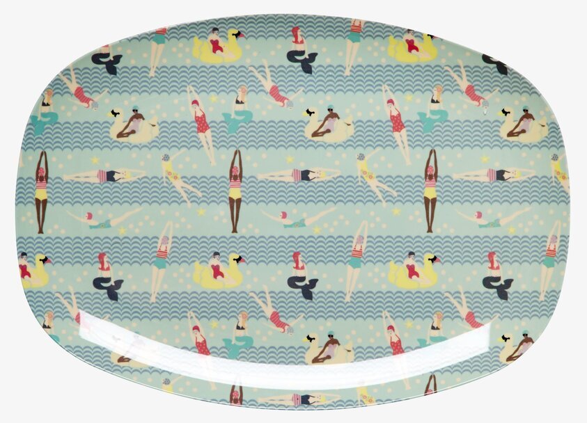 Tallrik Swimster Print från Rice med livligt simmarmönster
