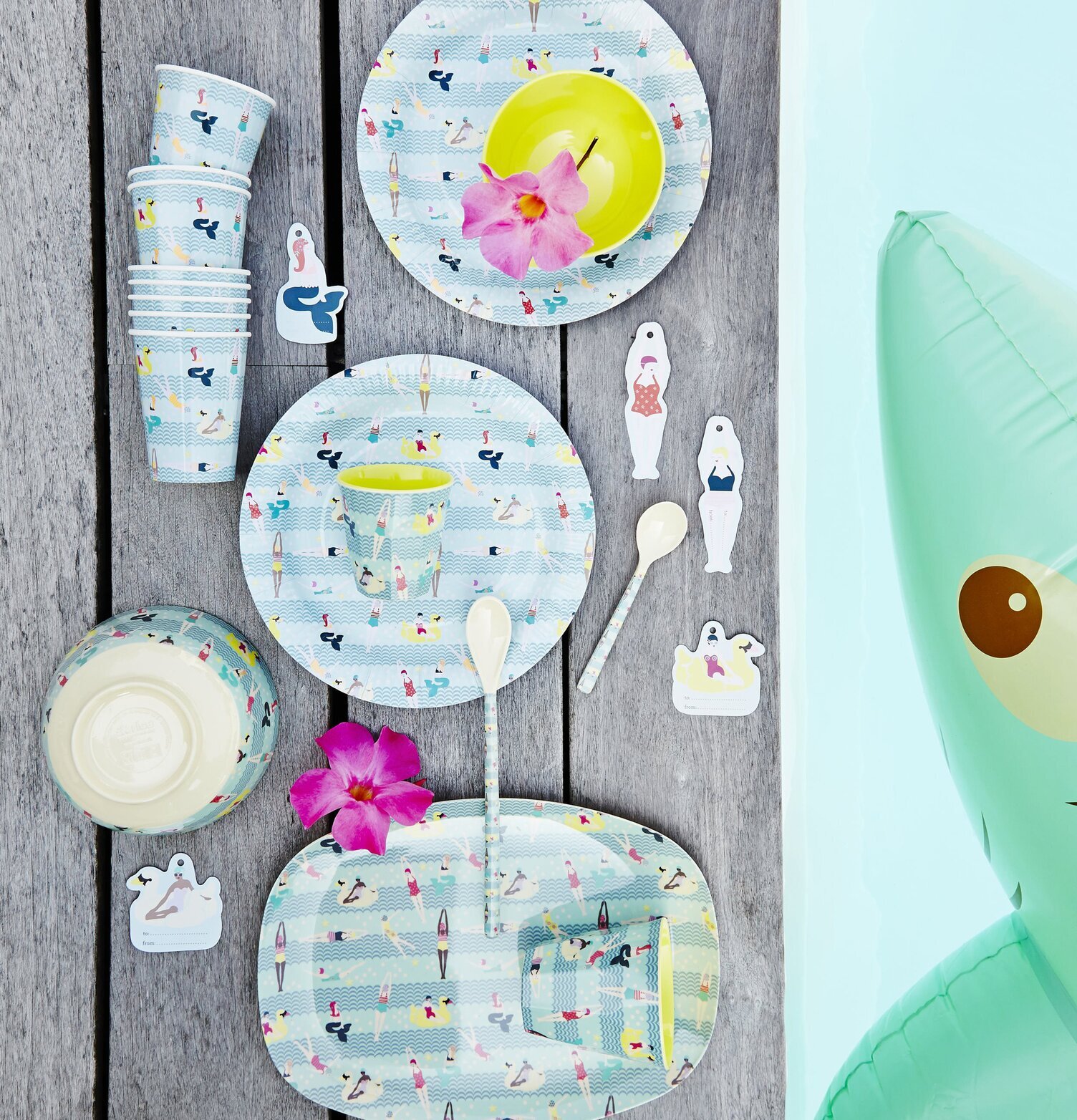 Tallrik Swimster Print från Rice med somrigt poolmotiv