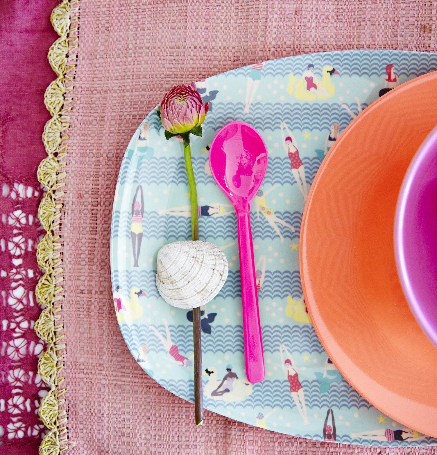 Tallrik Swimster Print från Rice med färgglatt badmotiv