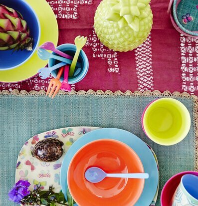 Tallrik Butterfly Print från Rice i en färgglad dukning