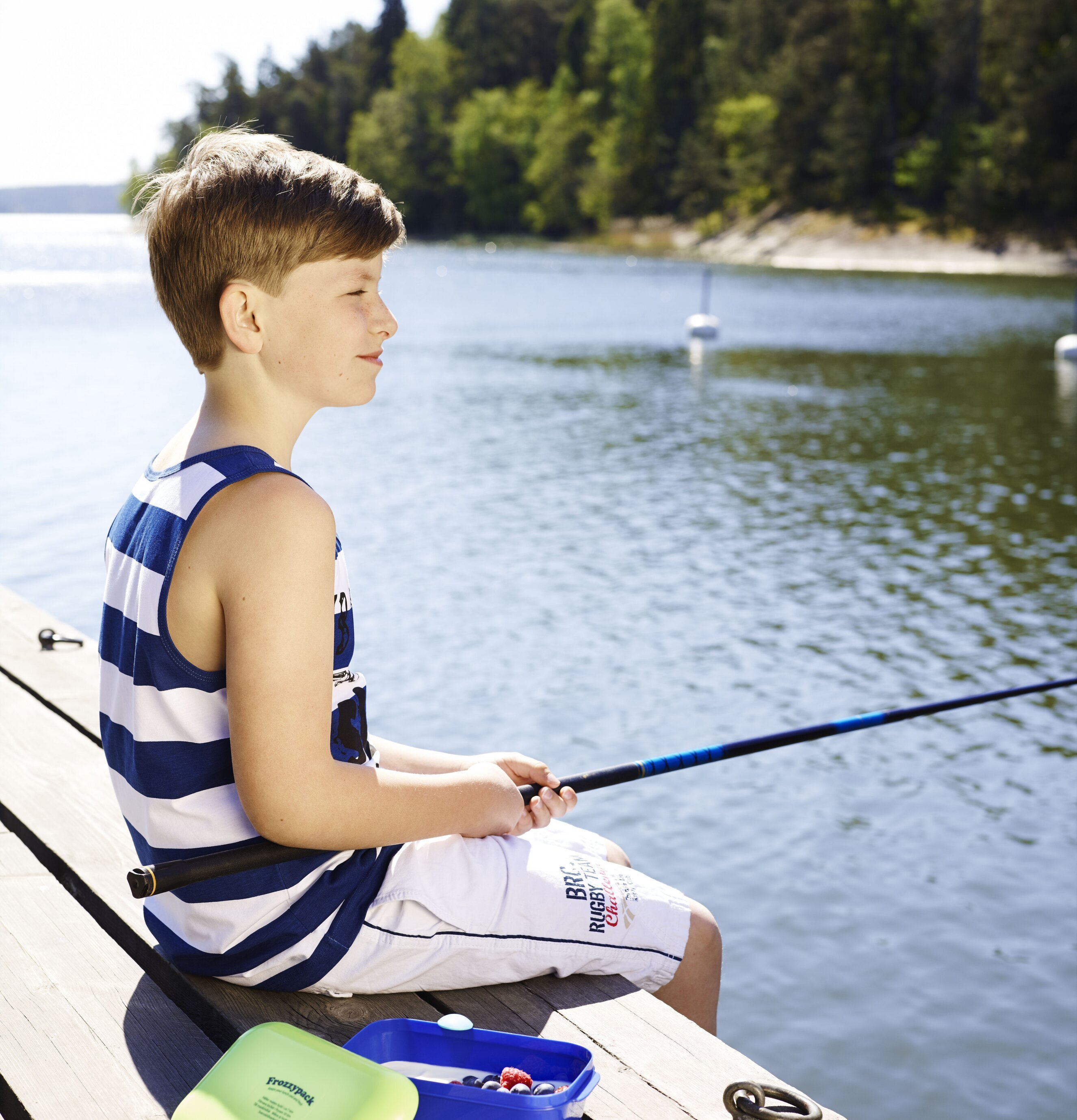 Frozzypack Original Cerise/Svart matlåda på brygga vid sjö